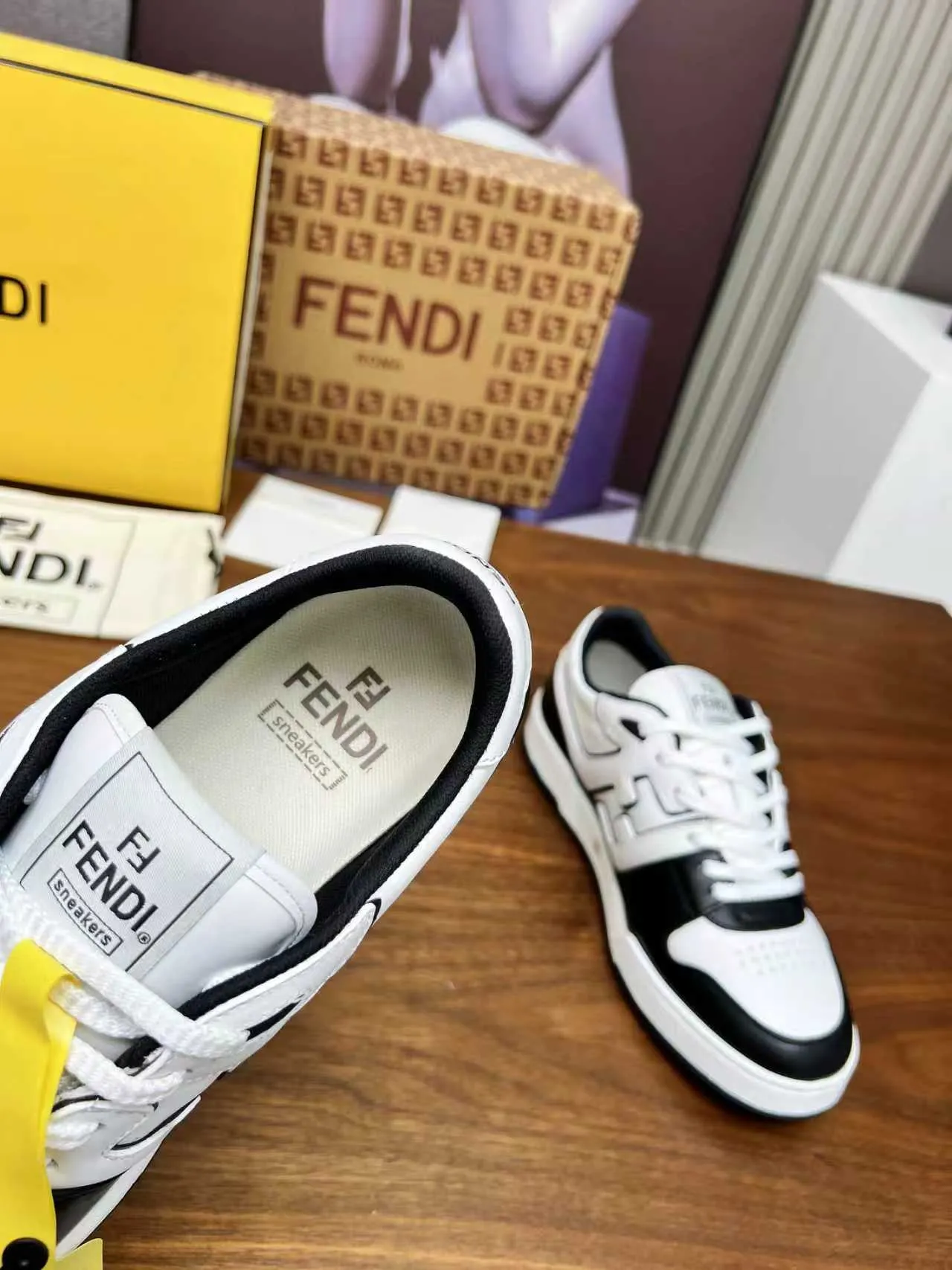 Factory price 660💰 Fendi·Fendi⛳️Hot-selling 35--45 couple model👫 FD match Original purchase for RMB14340 One-to-one reproduction Designer Kim Jones's first sneaker fendi match and Donkey brand Trainer basketball sneakers, fresh blood injected with FF retro design Super good-looking and versatile, the upper is made of cowhide and cowhide splicing combination, with concave and convex double F on the side The logo lining is made of terry velvet 🤗Super soft on the feet, lightweight and comfortable to match with a sweatshirt, original full package! ✦ Fabric: cowhide + cowhide color matching ✦ Lining: original terry velvet lining ✦ Sole: original molded multi-color color matching sole ✦ Sole: mesh injection molding pad ✦ Sole thickness: 3.5cm ✦ Female size: 35--40, female 40 customized ✦ Male size: 39--45, male 45 customized